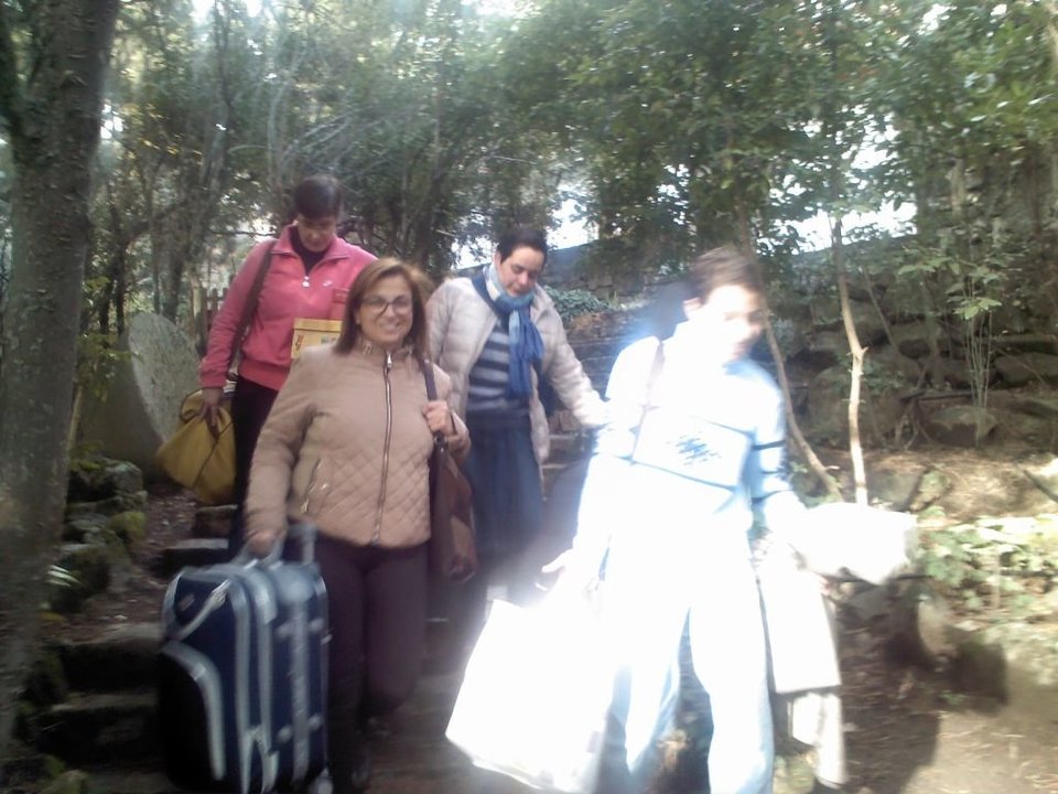 imagen de algunas de las residentes en el chalé de El Escorial, abandonando el lugar.