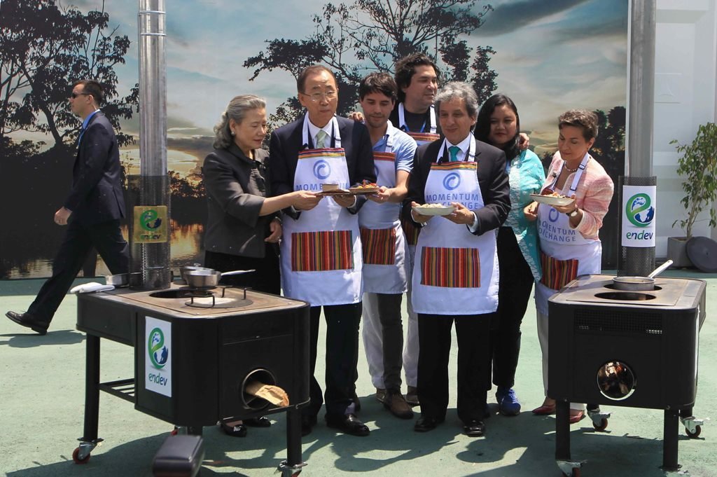 El secretario general de la ONU Ban Ki-moon y su esposa prepararon en Lima un menú en una cocina de combustión limpia.
