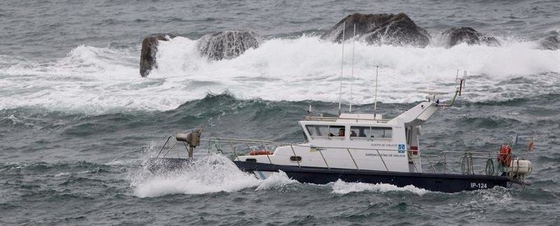 un barco de Guardacostas de Galicia inspecciona la zona donde aparecieron cabos del barco hundido