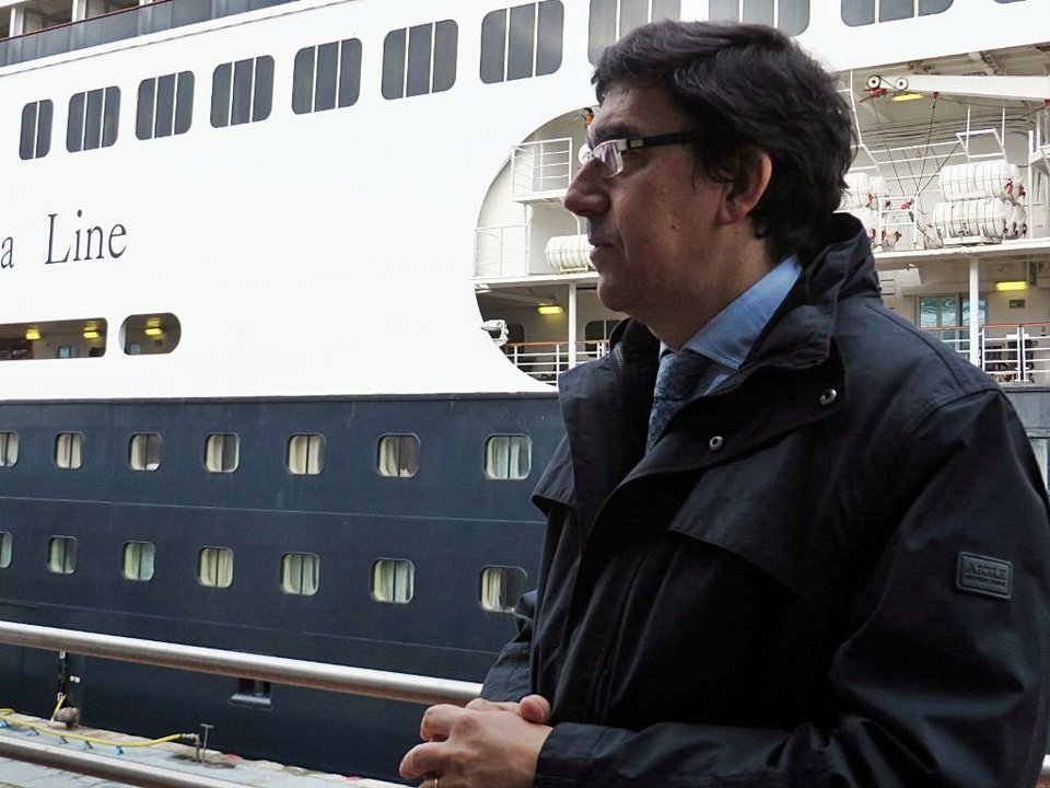 López-Chaves, ayer ante el "Amsterdam", último crucero de 2014.