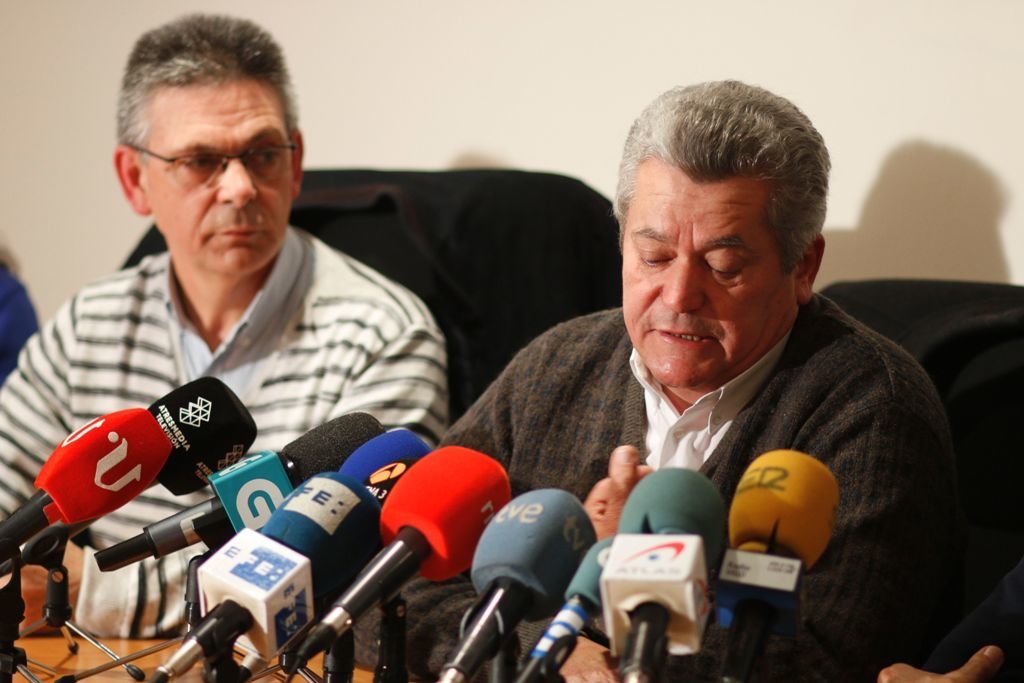 Carlos Paz y Joaquín García, durante su intervención ayer ante los  medios en Moaña.