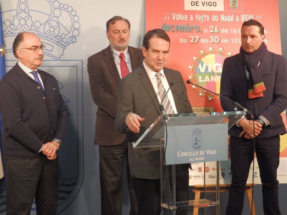 El alcalde Abel Caballero, ayer en la presentación con Arsenio Prieto, José Mª Costa y Francisco Pardo.