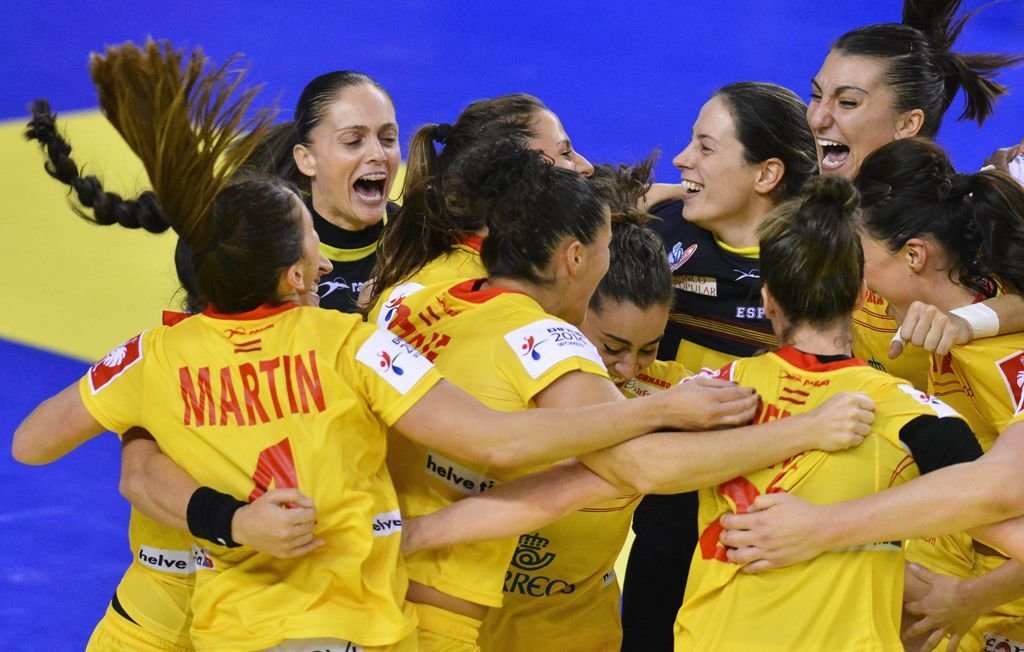 Las jugadoras españolas celebran su victoria sobre Dinamarca tras el partido de ayer.