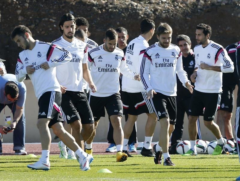 Los jugadores del Real Madrid, durante el entrenamiento que han realizado hoy