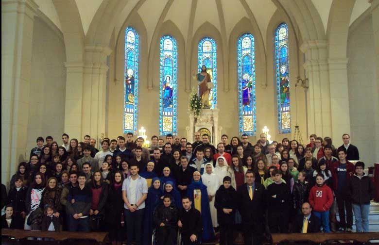 Foto de familia del encuentro de jóvenes en el Seminario Mayor de Ourense en enero de 2013.