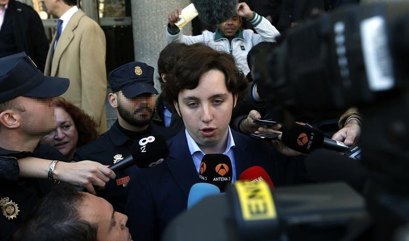  Francisco Nicolás Gómez Iglesias, conocido como el "pequeño Nicolás", hace declaraciones a los medios de comunicación, a la salida de los juzgados de Plaza de Castilla