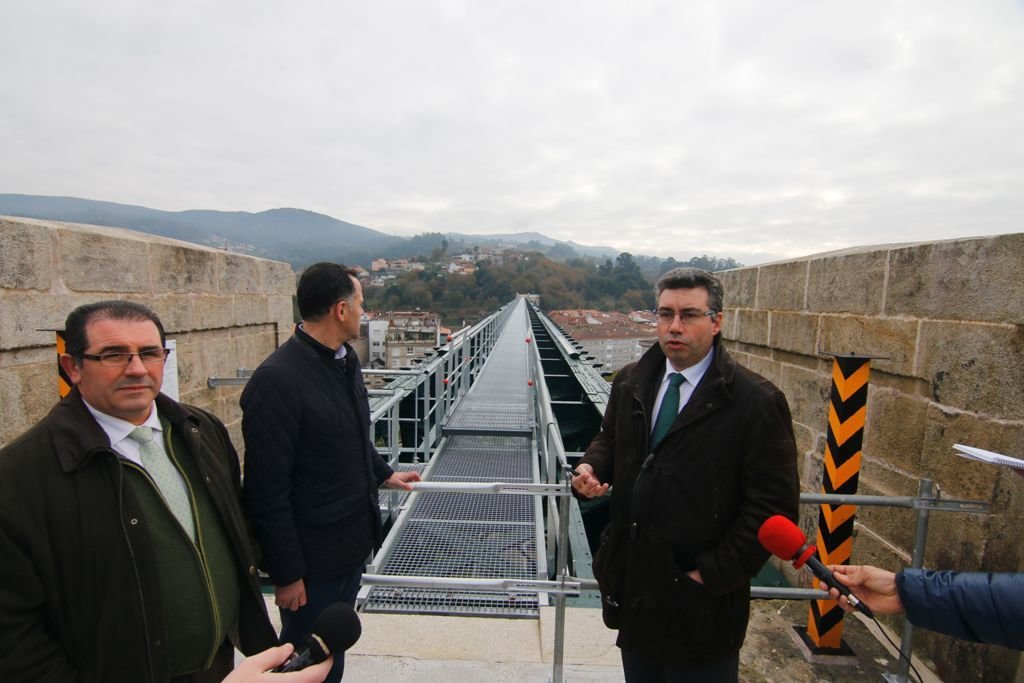 El alcalde Javier Bas, ayer en el viaducto  acompañado de los concejales Miguel Ángel Álvarez y Arturo González.