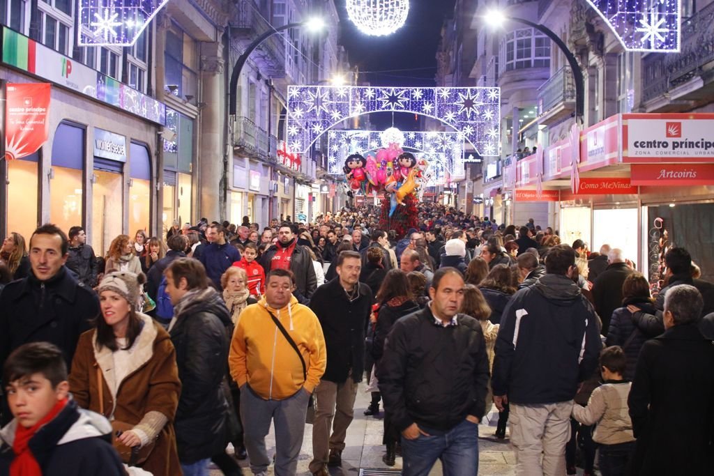 Miles de personas por las calles durante las Navidades, con Vigo lleno.