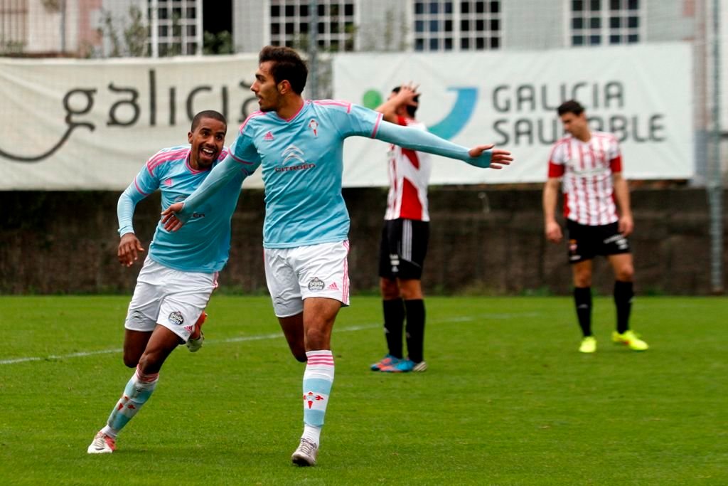 Los célticos Thaylor y Borja Iglesias celebran un gol.