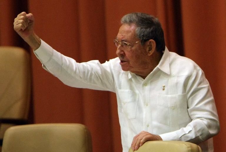 Raúl Castro, puño en alto, saluda a la Asamblea cubana.