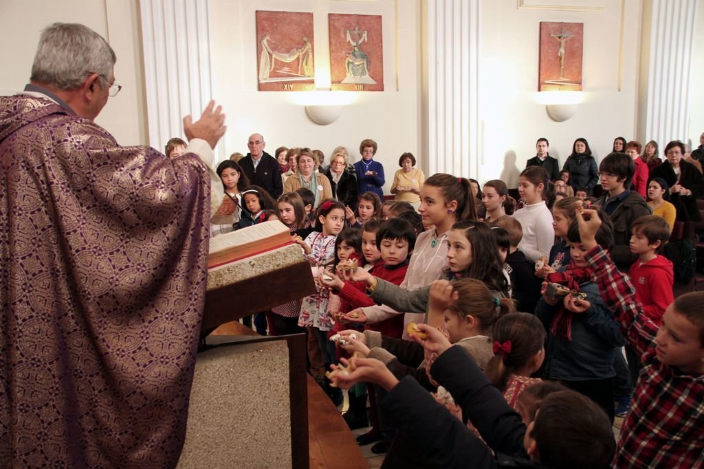 El sacerdote Alberto Cuevas en plena bendición con los niños de la iglesia de La Soledad.