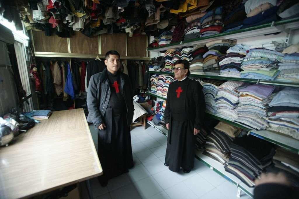 El hermano José Luis y el hermano Vicente, en la lavandería de la institución.
