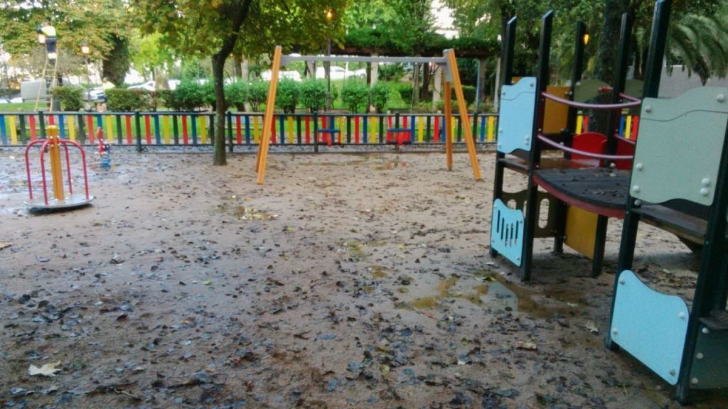 Los vecinos lamentan que el parque infantil de A Seara no se puede usar cuando llueve al encharcarse.  