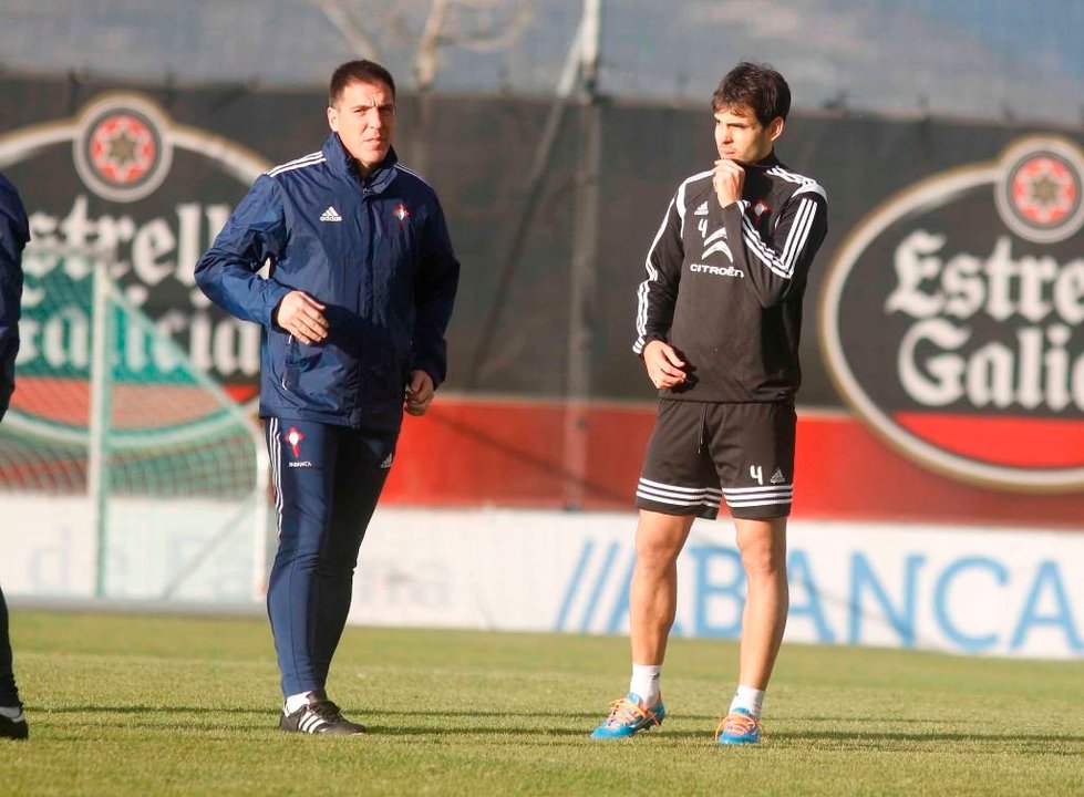 Borja Oubiña, junto a Eduardo Berizzo en un entrenamiento reciente.