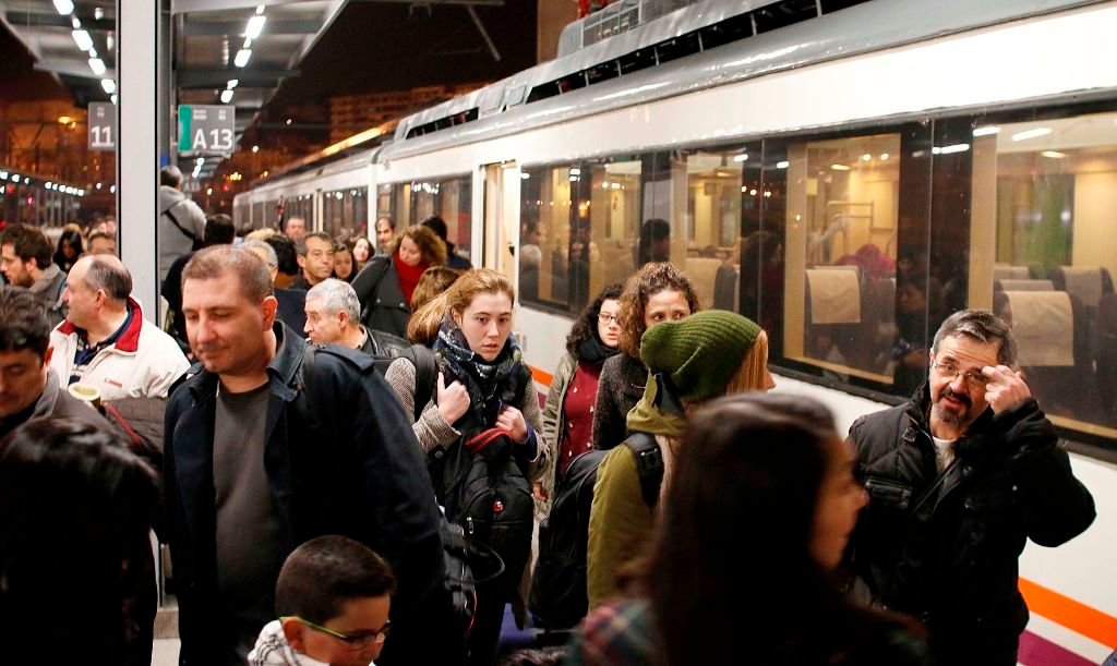 El tren procedente de Madrid hizo su entrada en Guixar a las 20.45 con los pasajeros del viaje accidentado de Barcelona.