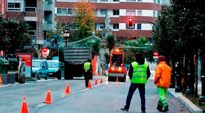 Operarios trabajando in extremis el pasado 13 de diciembre en el asfaltado de la Avenida das Camelias. 