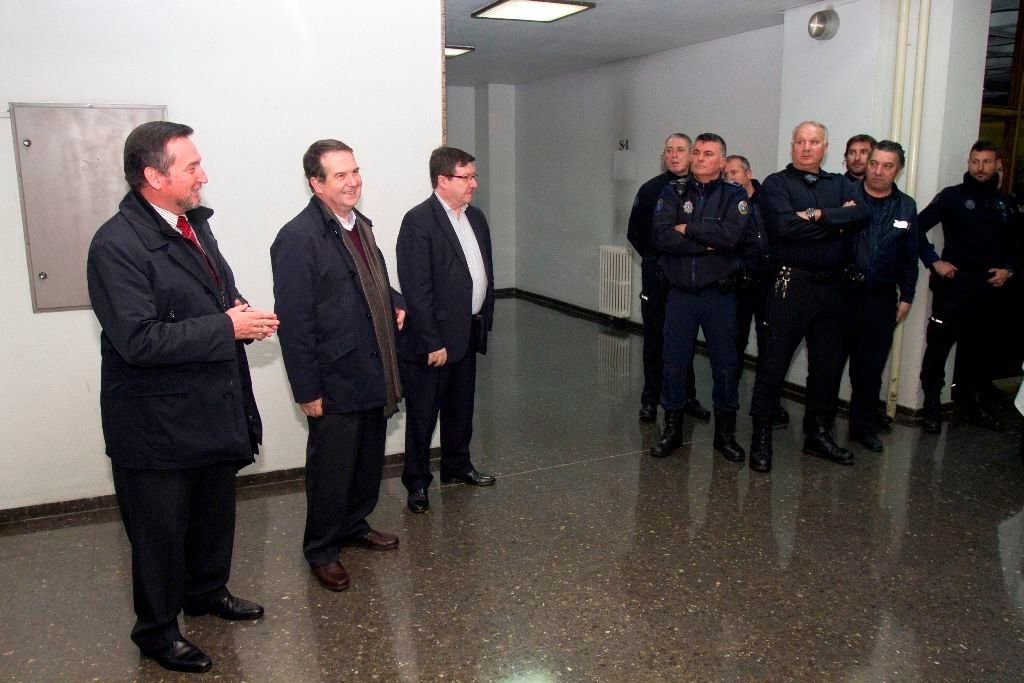 El alcalde visita a los policías y bomberos de guardia