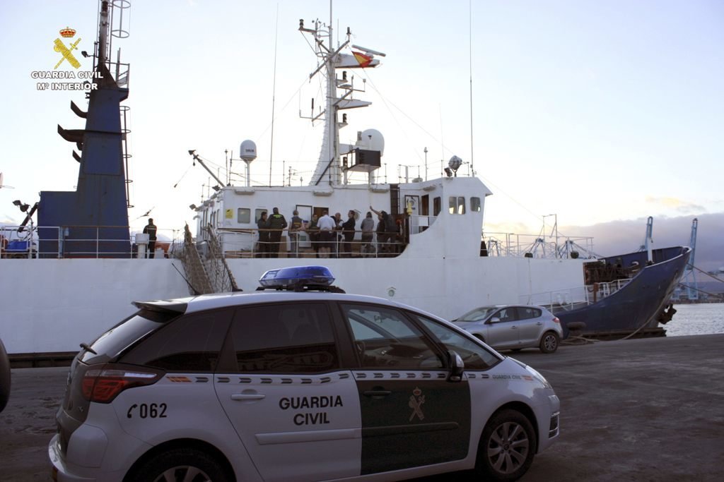El "Endeavour", en el puerto de Málaga después de ser interceptado por la Guardia Civil.