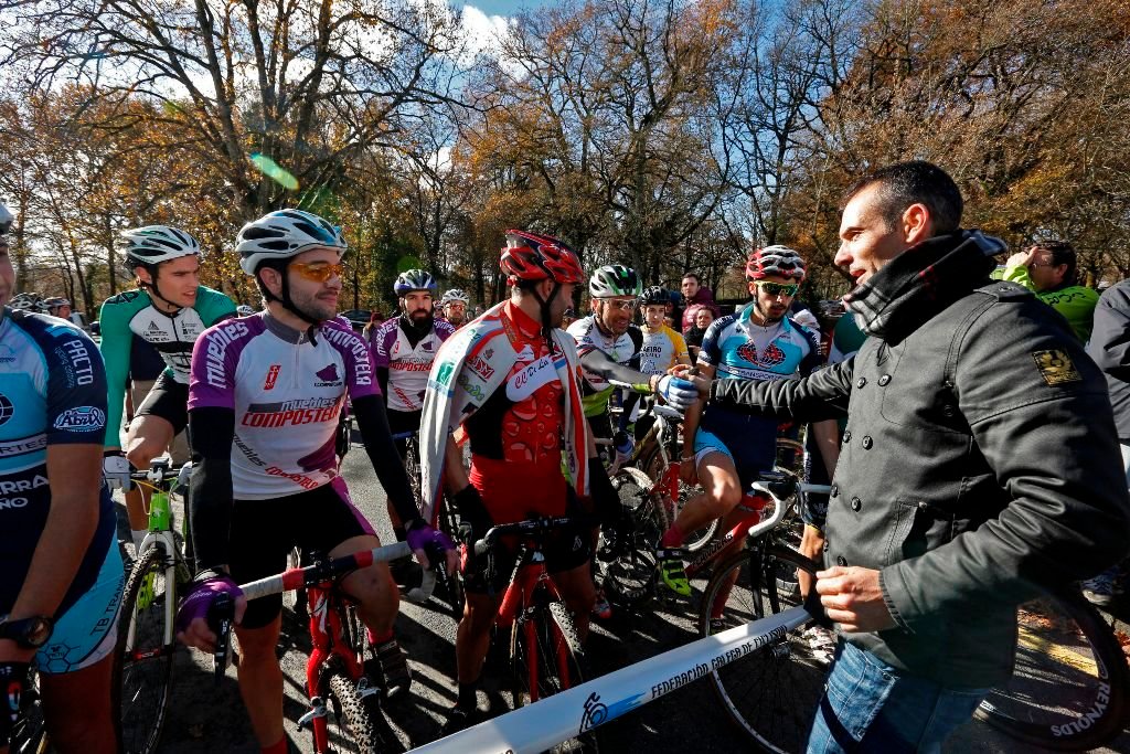 El subinspector Vicente Alló, ayer en su reaparición en Maceda, saluda a los participantes del gallego de ciclocross