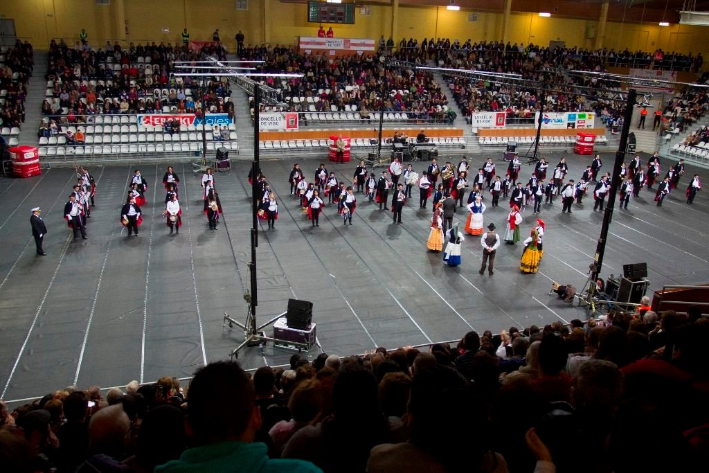    Más de 3.000 espetadores siguieron en el pabellón de As Travesas la actuación de las rondallas. En la imagen la rondalla de Valadares, durante su espectáculo.