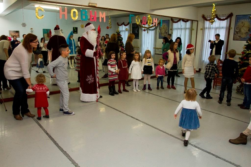 Los niños recibieron de mano de Ded Moroz bombones y caramelos de origen ruso. Al Abuelo del Hielo le acompañó su nieta, vestida con el traje típico. 