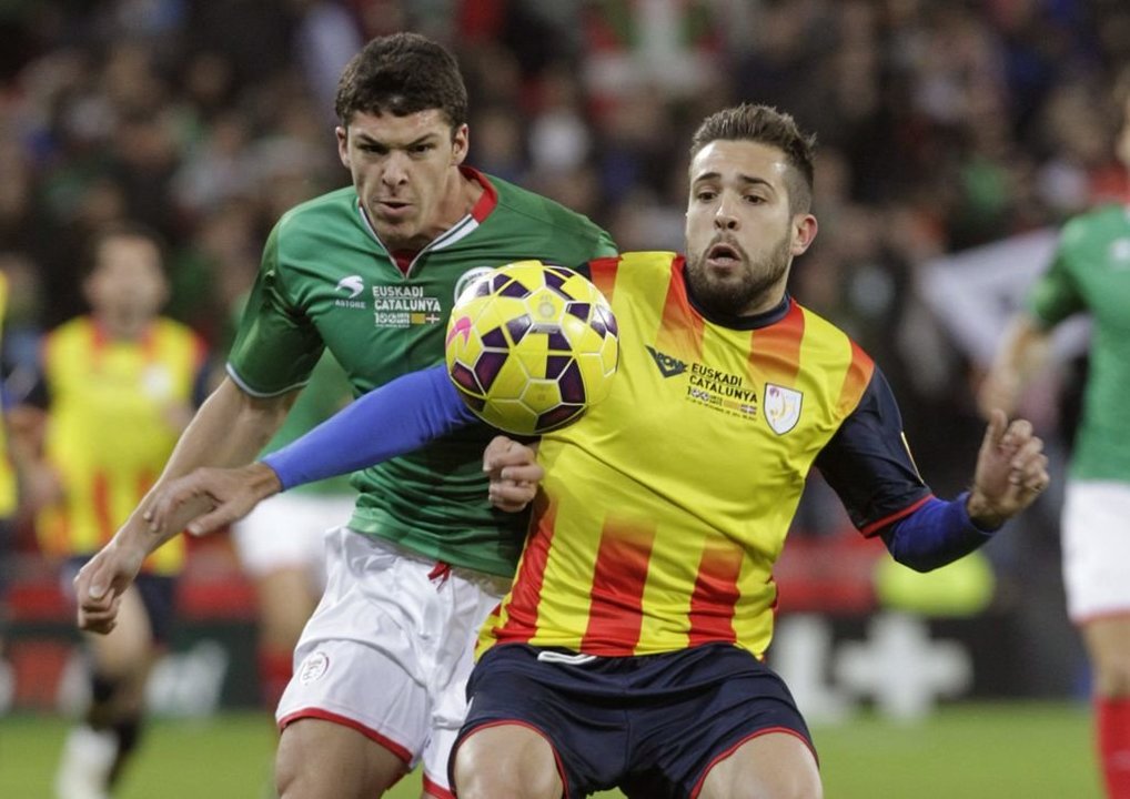 Jordi Alba protege el balón ante el vasco Capa.