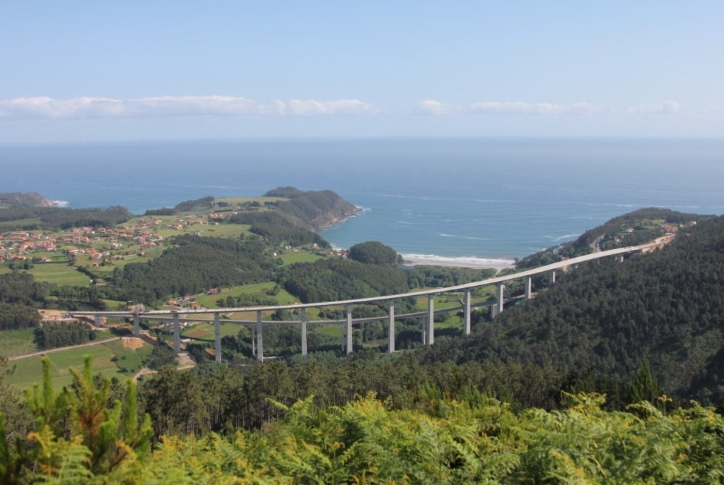 Viaducto de la Autovía del Cantábrico en la localidad asturiana de la Concha de Artedo.