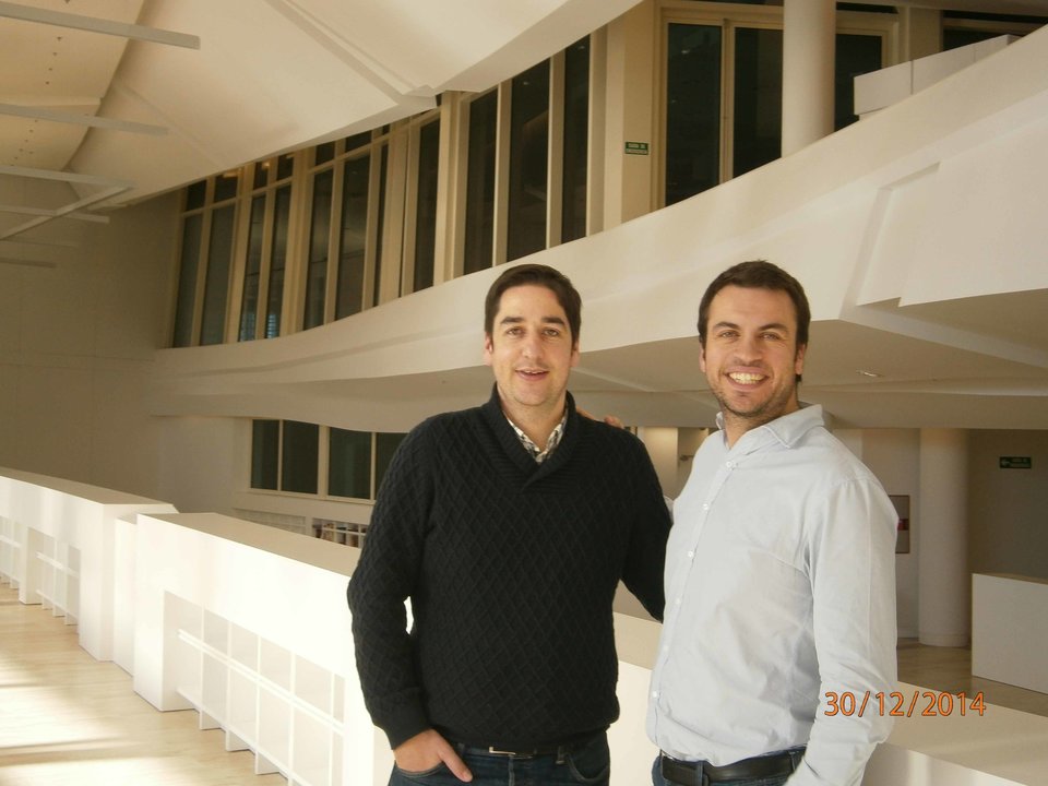 Pablo Mariño y Jacobo Camba son socios en la plataforma Bluscus de turismo marinero.      