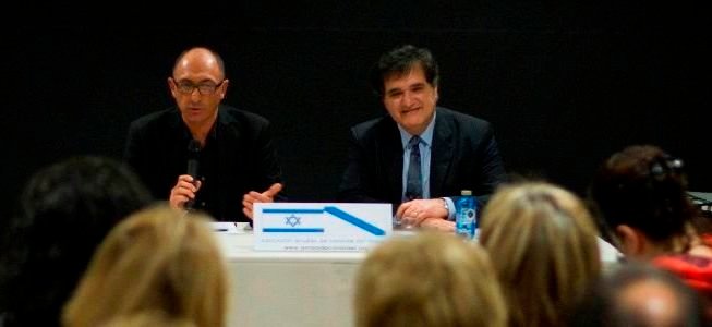Perednik, ayer en la conferencia en Vigo con Pedro Valadés.