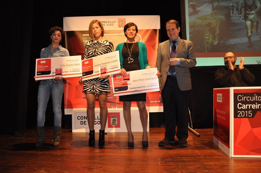 Sofía Freaza, Sandra Mosquera y Sara Pérez, con sus respectivos premios junto al alcalde, Abel Caballero.