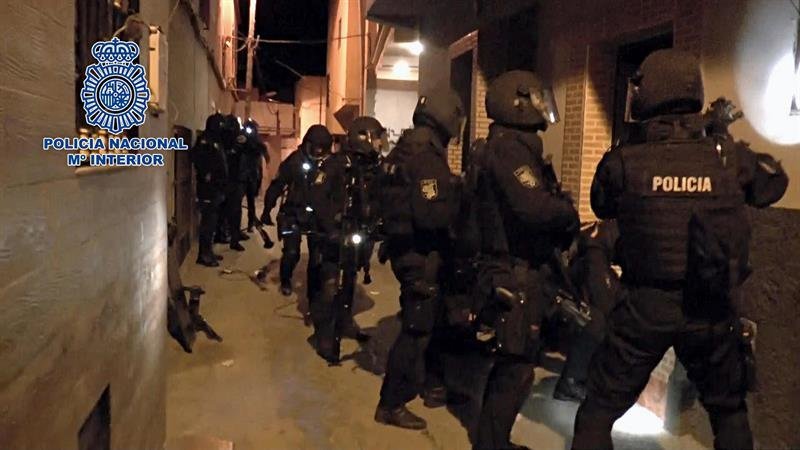 Fotografía facilitada por la Policía Nacional de la operación en la que han sido detenidos esta madrugada cuatro presuntos terroristas en Ceuta