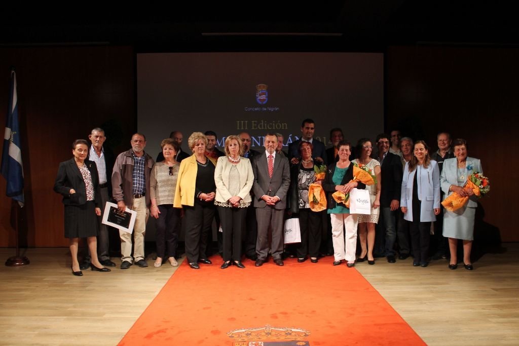 Fotografía de familia con todos los premiados en la edición celebrada en 2013.