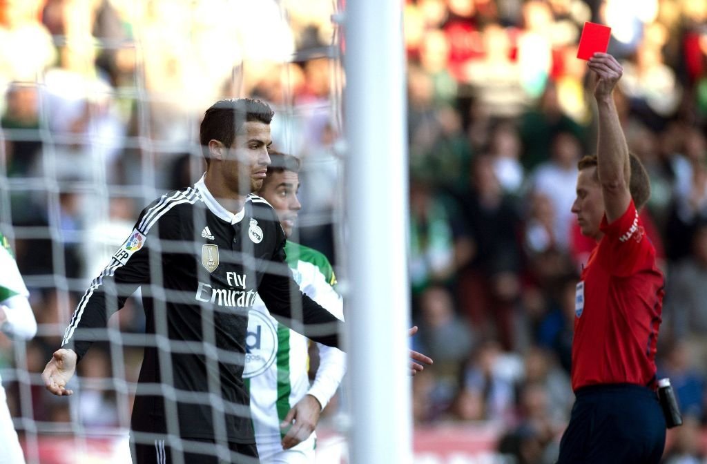 Hernández Hernández expulsa a Cristiano Ronaldo tras la agresión del portugués a Edimar.