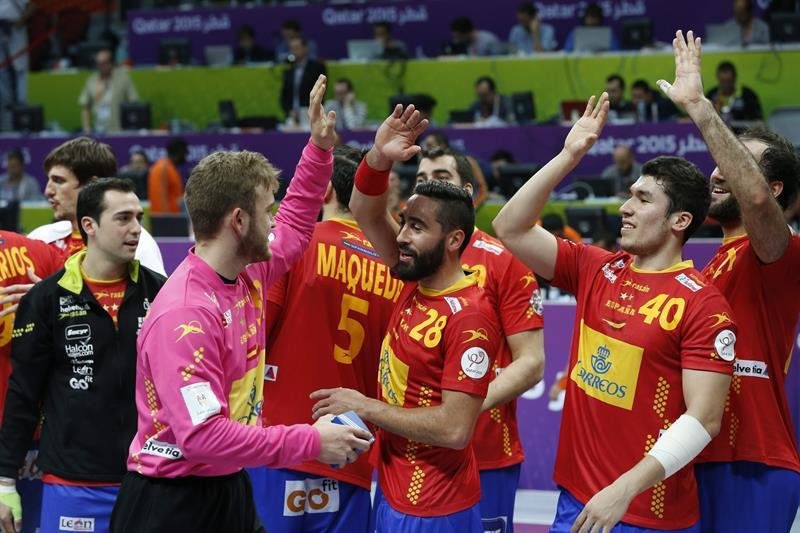 El guardameta de la selección española de balonmano, Gonzalo Pérez de Vargas (i), celebra con sus compañeros la victoria