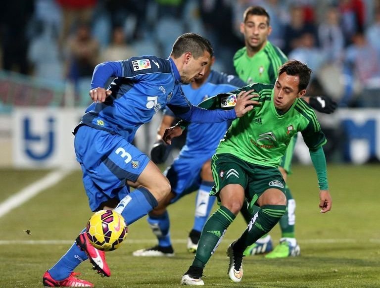 El ex céltico Roberto Lago pelea un balón con su ex compañero y amigo Orellana durante el partido de ayer en Getafe.