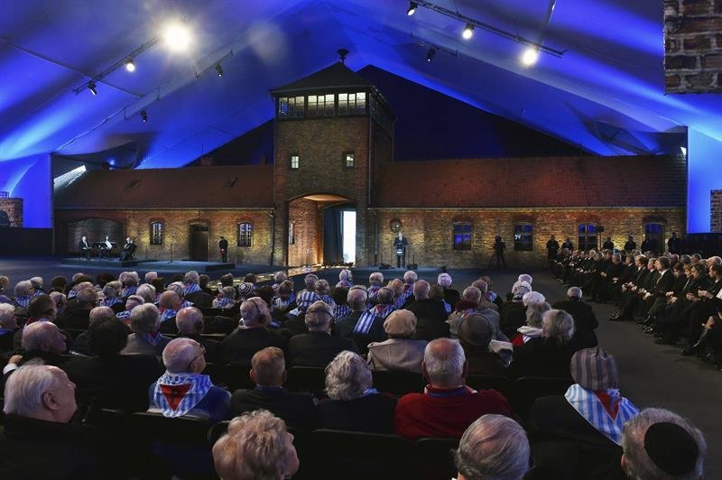 El presidente de Polonia, Bronislaw Komorowski (c-al fondo), pronuncia unas palabras durante un acto para conmemorar el Día Internacional del Recuerdo del Holocausto y el 70 aniversario de la liberación del campo de concentración nazi de Auschwitz-Birkenau 