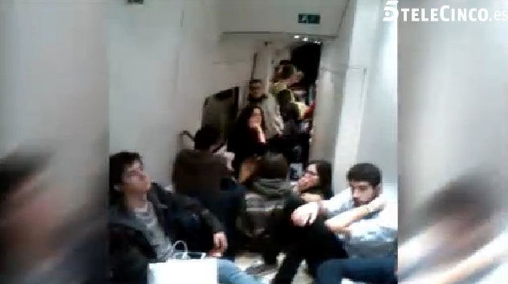 Las imágenes de los universitarios sentados en el suelo fueron emitidas por una cadena nacional.