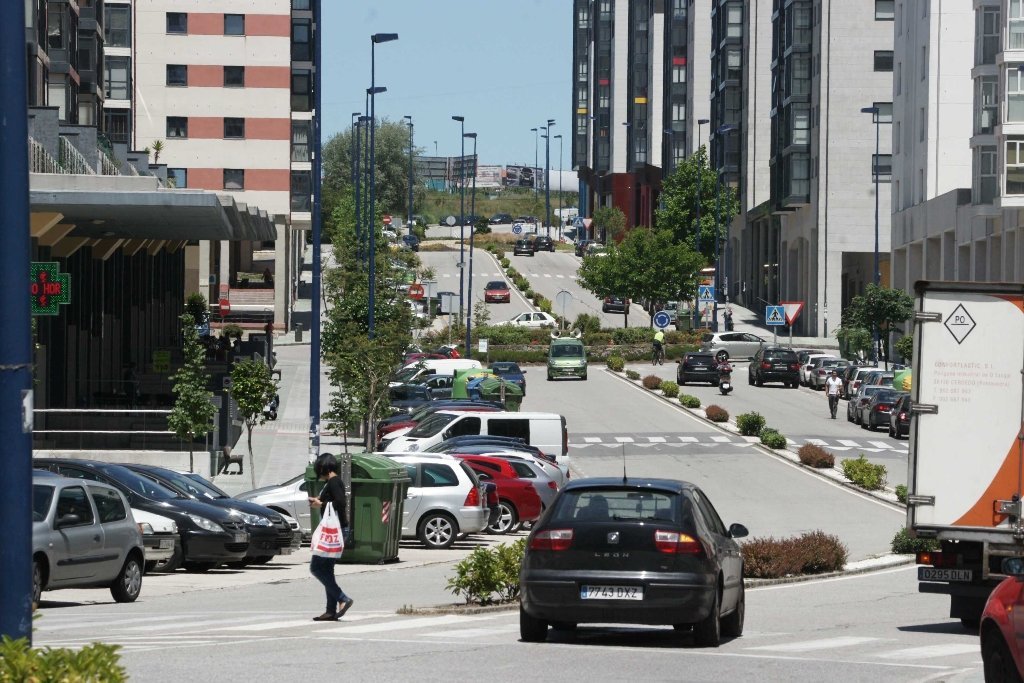 La calle Teixugueiras, la auténtica "gran vía" de Navia, cuenta con la mayor parte de las viviendas del polígono.