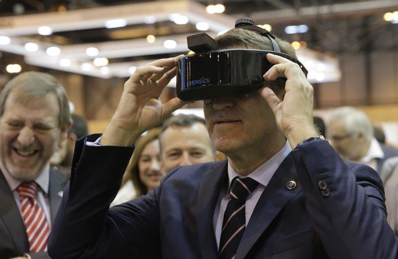 El presidentes de la Xunta, Alberto Núñez Feijóo, con unas gafas 3D, durante la inauguración de la 35 edición de la Feria Internacional de Turismo, Fitur