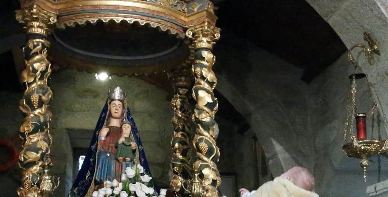 Las piezas robadas las lucía el Niño Jesús en brazos de la Virgen entronizada en el altar mayor