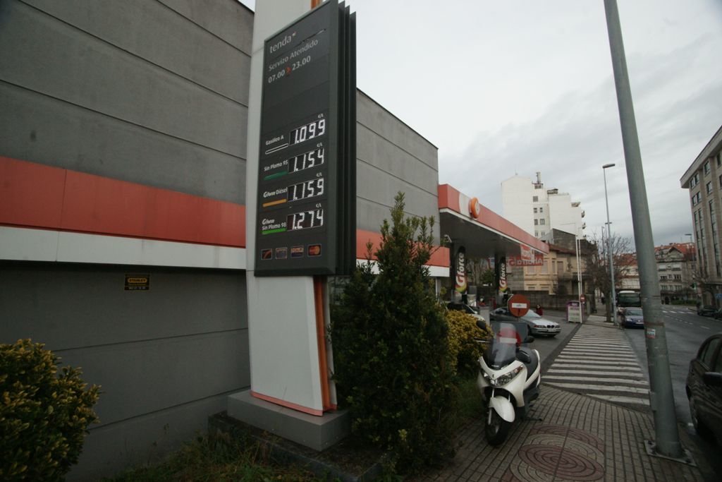 En Vigo hay varias gasolineras que rozan el euro desde hace semanas. 