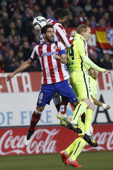 Mathieu salta con Raúl García y Saúl en el partido del miércoles.