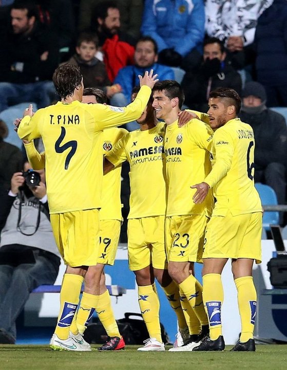 Los jugadores del Villarreal celebran el gol de Gerard Moreno.