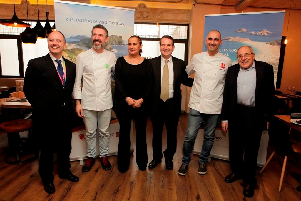El alcalde y los concejales socialistas posaron en Fitur con Pepe Solla y Rafael Centeno, que elaboraron el menú.