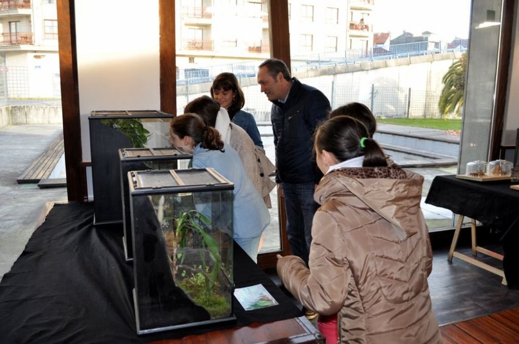 El alcalde Agustín Reguera fue uno de los visitantes de esta muestra con más de 30 ejemplares.