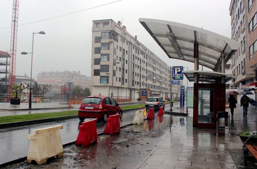Bajo la lluvia comienzan las obras en la Avenida de Galicia de Porriño.