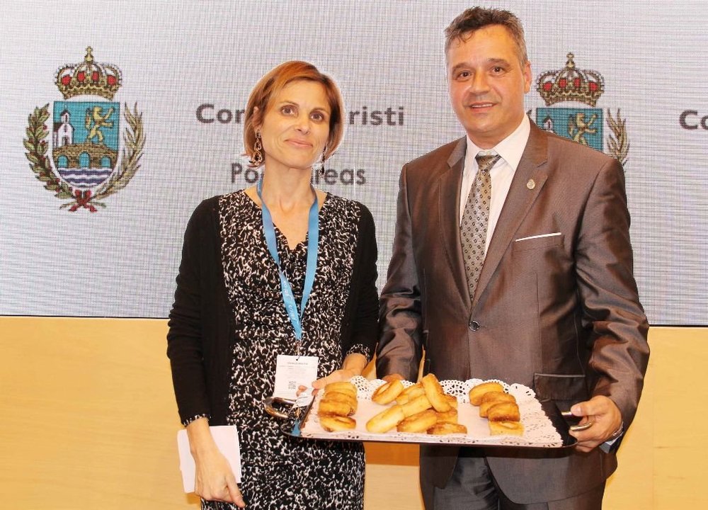Nava Castro y Andrés Sampedro ayer en Fitur promocionando las 'rosquillas de Ponteareas'.