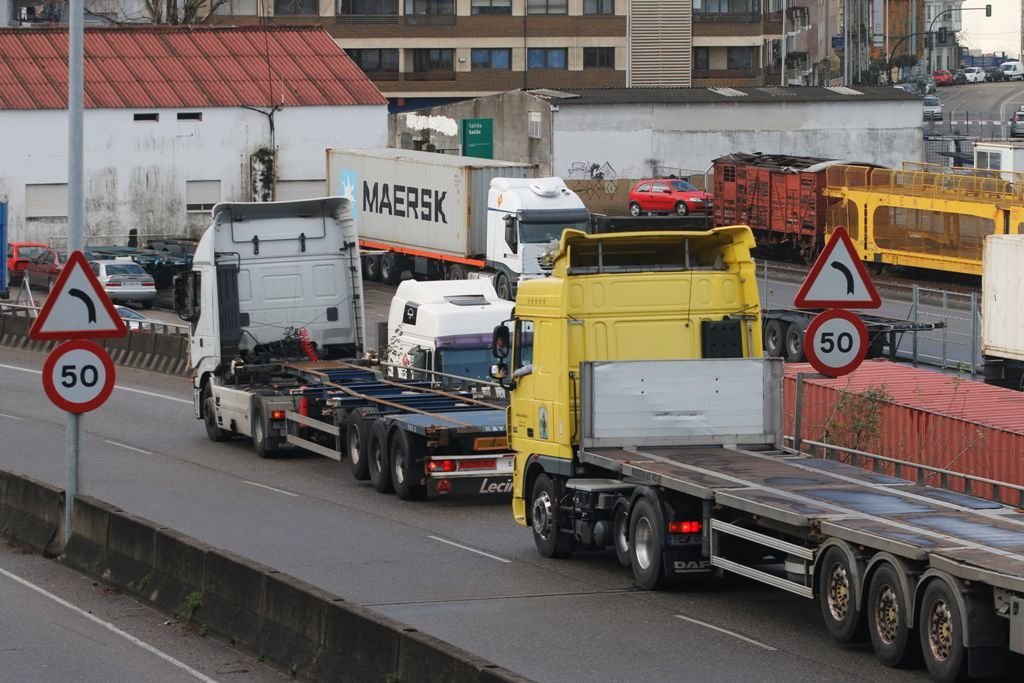 Camiones circulando por Vigo, en el entorno de Guixar. 