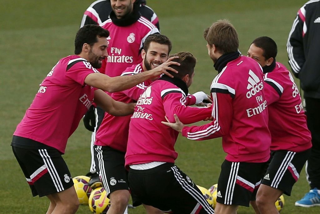 Los jugadores del Real Madrid bromean en el entrenamiento de ayer.