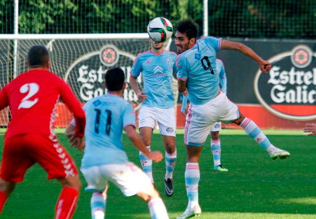 Borja Iglesias intenta cabecear un balón en el partido del pasado domingo ante el Murcia.